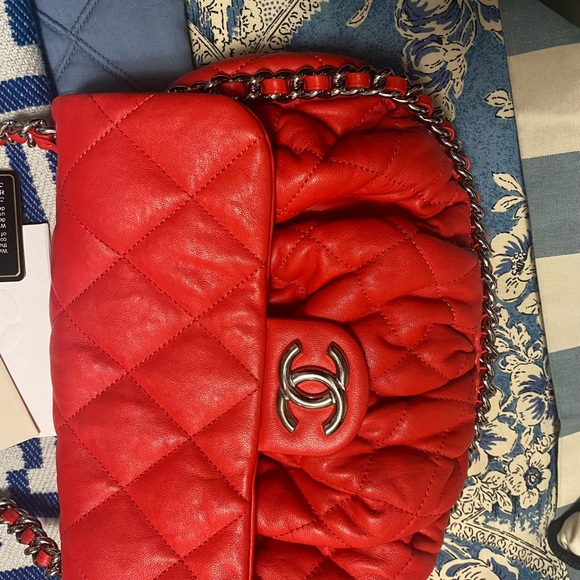 Red color chains around Medium size,interlocking CC logo silver tone hardware . - Picture 5 of 13